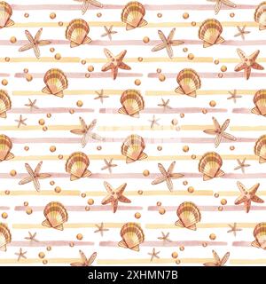 Nahtloses Muster im Meeresdesign. Muscheln, Sterne, rosa Perlen, Aquarellstreifen, handbemalt mit Aquarellen. Geeignet zum Bedrucken von Textilien. Stockfoto