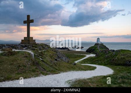 Abenddämmerung am TWR Mawr Leuchtturm auf Llanddwyn Island, Anglesey, Nordwales. Stockfoto