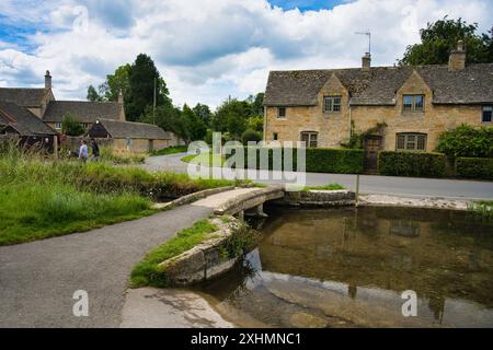 Lower Slaughter, eine Siedlung, die über tausend Jahre alt ist und vielleicht das schönste Dorf in ganz Gloucestershire ist Stockfoto