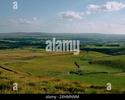 Der Blick von Twistleton Scar Whernside nach Süden zum Dorf Ingleborough im Yorkshire Dales National Park, North Yorkshire England Stockfoto