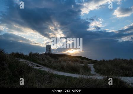 Abenddämmerung am TWR Mawr Leuchtturm auf Llanddwyn Island, Anglesey, Nordwales. Stockfoto