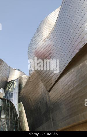Bilbao, Baskenland, Spanien - 13. August 2023: Außenansicht des Guggenheim Museums in Bilbao an einem sonnigen Tag Stockfoto