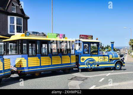 Der farbenfrohe Newquay Road Train, der durch das Stadtzentrum von Newquay in Cornwall im Vereinigten Königreich fährt. Stockfoto