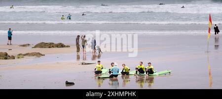 Ein Panoramabild einer Surfstunde am GT Great Western Beach. Eine Gruppe von Surfanfängern mit ihrem Surflehrer von der Escape Surf School i Stockfoto