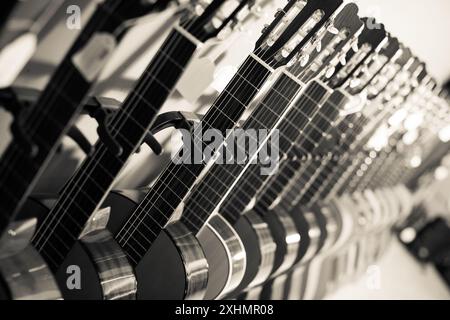 Lange Reihe neuer Akustikgitarren im Geschäft Stockfoto