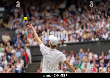 London, Großbritannien. Juli 2024. LONDON, VEREINIGTES KÖNIGREICH - 9. JULI: Jannik Sinner of Italy in Aktion am 9. Tag der Meisterschaft Wimbledon 2024 im All England Lawn Tennis and Croquet Club am 9. Juli 2024 in London, Vereinigtes Königreich. (Foto: Marleen Fouchier/BSR Agency) Credit: BSR Agency/Alamy Live News Stockfoto