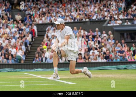 London, Großbritannien. Juli 2024. LONDON, VEREINIGTES KÖNIGREICH - 9. JULI: Jannik Sinner of Italy in Aktion am 9. Tag der Meisterschaft Wimbledon 2024 im All England Lawn Tennis and Croquet Club am 9. Juli 2024 in London, Vereinigtes Königreich. (Foto: Marleen Fouchier/BSR Agency) Credit: BSR Agency/Alamy Live News Stockfoto