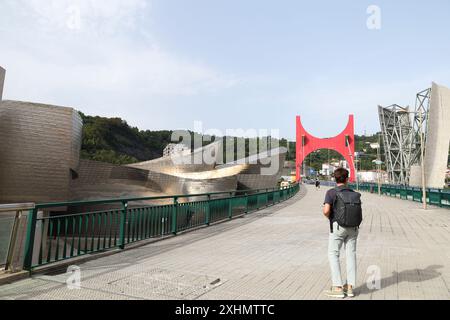 Bilbao, Baskenland, Spanien - 13. August 2023: Außenansicht des Guggenheim Museums in Bilbao an einem sonnigen Tag Stockfoto