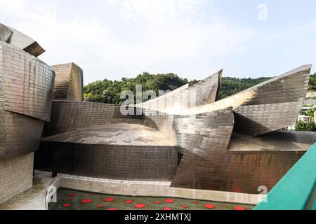 Bilbao, Baskenland, Spanien - 13. August 2023: Außenansicht des Guggenheim Museums in Bilbao an einem sonnigen Tag Stockfoto