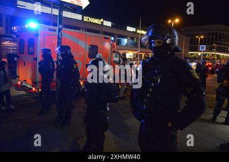 Berlin, Deutschland - 15. Juli 2024 - die Polizei schloss den Bürgersteig an der Kurfürstendamm/Joachimsthaler Straße wegen des palästinensischen Protestes nach dem Euro 2024-Finale England gegen Spanien. (Foto: Markku Rainer Peltonen) Stockfoto