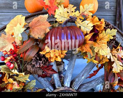 Bunte Herbstblätter sind auf das Flussufer gefallen. Blätter schwimmen im Wasser. Weicher selektiver Fokus. Künstlich erzeugte Körnung für das Bild. Einrichtung mit gelben Herbstblättern Stockfoto