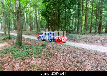 1982 klassischer Porsche 911 SC Rallye-Wagen auf der Rallye-Bühne durch den Wald beim Goodwood Festival of Speed 2024 Motorsport Event in West Sussex, Großbritannien Stockfoto