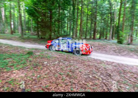 1982 klassischer Porsche 911 SC Rallye-Wagen auf der Rallye-Bühne durch den Wald beim Goodwood Festival of Speed 2024 Motorsport Event in West Sussex, Großbritannien Stockfoto