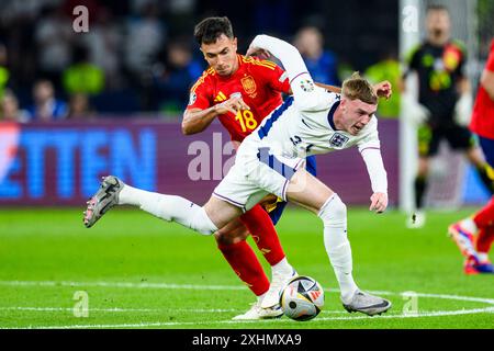 Berlin, Deutschland. Juli 2024. Fußball, UEFA Euro 2024, Europameisterschaft, Finale, Spanien - England, Olympiastadion Berlin, Spanier Martin Zubimendi (l) im Kampf gegen Englands Cole Palmer (r). Quelle: Tom Weller/dpa/Alamy Live News Stockfoto