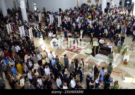 Eine Menge von Gemeindemitgliedern versammelte sich in einer katholischen Kirche zum Begräbnisdienst, Kerzenbrand, Sargset. Mai 2017. Kiew, Ukraine Stockfoto