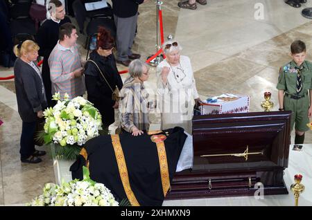 Eine Menge von Gemeindemitgliedern versammelte sich in einer katholischen Kirche zum Begräbnisdienst, Kerzenbrand, Sargset. Mai 2017. Kiew, Ukraine Stockfoto