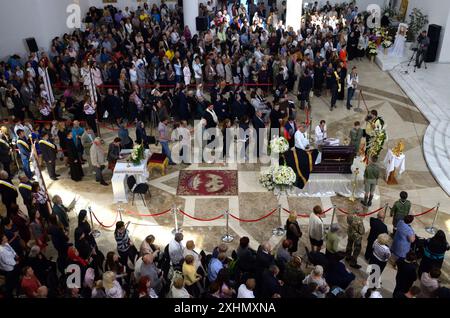 Eine Menge von Gemeindemitgliedern versammelte sich in einer katholischen Kirche zum Begräbnisdienst, Kerzenbrand, Sargset. Mai 2017. Kiew, Ukraine Stockfoto