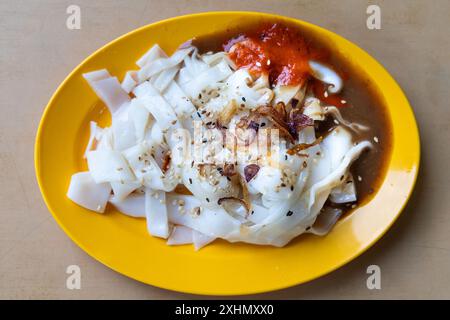 Chee Cheong Fun oder Reisnudelrolle mit Saucen und Sesam und Schalotte sind beliebte chinesische Gerichte in Malaysia Stockfoto