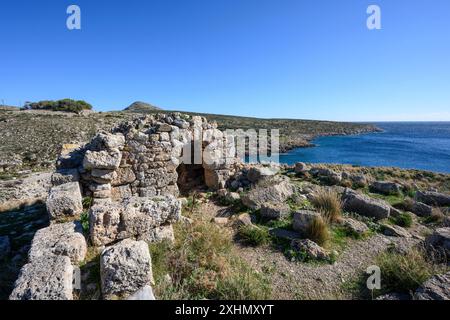 Die Kapelle von Asomati, die aus Material eines antiken Tempels von Poseidon gebaut wurde, der an der Stelle stand, mit Blick auf die kleine Bucht von Asomati bei ca. Stockfoto