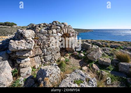 Die Kapelle von Asomati, die aus Material eines antiken Tempels von Poseidon gebaut wurde, der an der Stelle stand, mit Blick auf die kleine Bucht von Asomati bei ca. Stockfoto