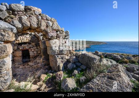 Die Kapelle von Asomati, die aus Material eines antiken Tempels von Poseidon gebaut wurde, der an der Stelle stand, mit Blick auf die kleine Bucht von Asomati bei ca. Stockfoto