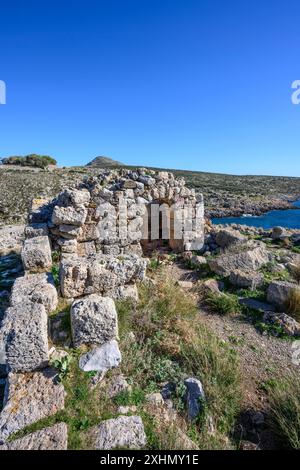 Die Kapelle von Asomati, die aus Material eines antiken Tempels von Poseidon gebaut wurde, der an der Stelle stand, mit Blick auf die kleine Bucht von Asomati bei ca. Stockfoto