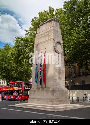 London / UK - 11. Juli 2024: Ein roter Doppeldeckerbus fährt hinter dem Centotaph war Memorial in Whitehall, London. Stockfoto