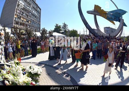 VINNYTSIA, UKRAINE - 14. JULI 2024 - die Menschen würdigen die Opfer des russischen Raketenangriffs auf die Innenstadt von Vinnytsia am 14. Juli 2022 an der Gedenkstätte „an die Opfer von Raketenangriffen auf Vinnytsia“ auf dem Peremohy-Platz, Winnytsia, West-Zentral-Ukraine. 29 Menschen, darunter drei Kinder, wurden durch den Angriff getötet. Stockfoto