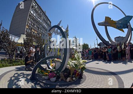 VINNYTSIA, UKRAINE - 14. JULI 2024 - die Menschen würdigen die Opfer des russischen Raketenangriffs auf die Innenstadt von Vinnytsia am 14. Juli 2022 an der Gedenkstätte „an die Opfer von Raketenangriffen auf Vinnytsia“ auf dem Peremohy-Platz, Winnytsia, West-Zentral-Ukraine. 29 Menschen, darunter drei Kinder, wurden durch den Angriff getötet. Stockfoto