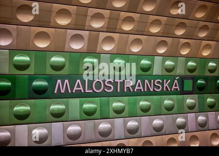 Die Metrostation Malostranska ist mit modernen farbigen Aluminiumplatten dekoriert und befindet sich in Prag, der Hauptstadt der Tschechischen Republik Stockfoto