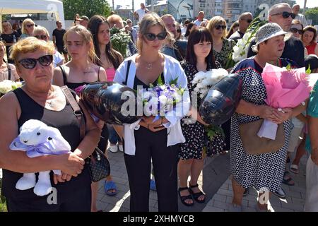 VINNYTSIA, UKRAINE - 14. JULI 2024 - die Menschen würdigen die Opfer des russischen Raketenangriffs auf die Innenstadt von Vinnytsia am 14. Juli 2022 an der Gedenkstätte „an die Opfer von Raketenangriffen auf Vinnytsia“ auf dem Peremohy-Platz, Winnytsia, West-Zentral-Ukraine. 29 Menschen, darunter drei Kinder, wurden durch den Angriff getötet. Stockfoto