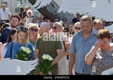 VINNYTSIA, UKRAINE - 14. JULI 2024 - die Menschen würdigen die Opfer des russischen Raketenangriffs auf die Innenstadt von Vinnytsia am 14. Juli 2022 an der Gedenkstätte „an die Opfer von Raketenangriffen auf Vinnytsia“ auf dem Peremohy-Platz, Winnytsia, West-Zentral-Ukraine. 29 Menschen, darunter drei Kinder, wurden durch den Angriff getötet. Stockfoto