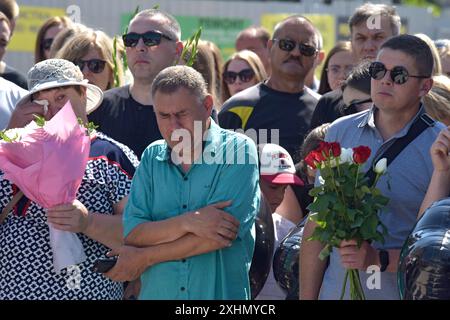 VINNYTSIA, UKRAINE - 14. JULI 2024 - die Menschen würdigen die Opfer des russischen Raketenangriffs auf die Innenstadt von Vinnytsia am 14. Juli 2022 an der Gedenkstätte „an die Opfer von Raketenangriffen auf Vinnytsia“ auf dem Peremohy-Platz, Winnytsia, West-Zentral-Ukraine. 29 Menschen, darunter drei Kinder, wurden durch den Angriff getötet. Stockfoto