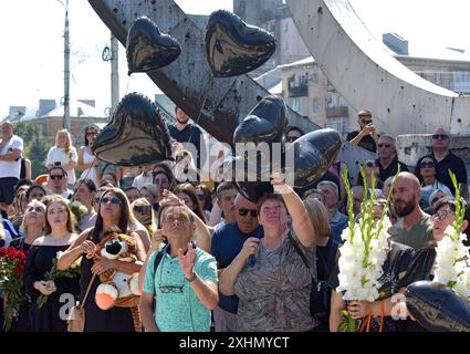 VINNYTSIA, UKRAINE - 14. JULI 2024 - die Menschen würdigen die Opfer des russischen Raketenangriffs auf die Innenstadt von Vinnytsia am 14. Juli 2022 an der Gedenkstätte „an die Opfer von Raketenangriffen auf Vinnytsia“ auf dem Peremohy-Platz, Winnytsia, West-Zentral-Ukraine. 29 Menschen, darunter drei Kinder, wurden durch den Angriff getötet. Stockfoto