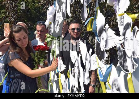 VINNYTSIA, UKRAINE - 14. JULI 2024 - die Menschen würdigen die Opfer des russischen Raketenangriffs auf die Innenstadt von Vinnytsia am 14. Juli 2022 an der Gedenkstätte „an die Opfer von Raketenangriffen auf Vinnytsia“ auf dem Peremohy-Platz, Winnytsia, West-Zentral-Ukraine. 29 Menschen, darunter drei Kinder, wurden durch den Angriff getötet. Stockfoto