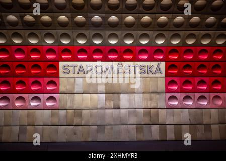 Die Metrostation Staromestska ist mit modernen farbigen Aluminiumplatten dekoriert und befindet sich in Prag, der Hauptstadt der Tschechischen Republik Stockfoto