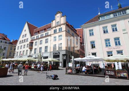 Abendessen im Freien außerhalb der Restaurants rund um den Stadtplatz in der alten mittelalterlichen Stadt Tallinn, Estland Stockfoto