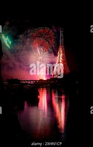 Paris, Frankreich. Juli 2024. Gerard Cambon/Le Pictorium - Feuerwerk vom 14. Juli auf dem Eiffelturm. - 15/07/2024 - France/Ile-de-France (Region)/Paris - Feuerwerk vom 14. Juli auf dem Eiffelturm. Quelle: LE PICTORIUM/Alamy Live News Stockfoto