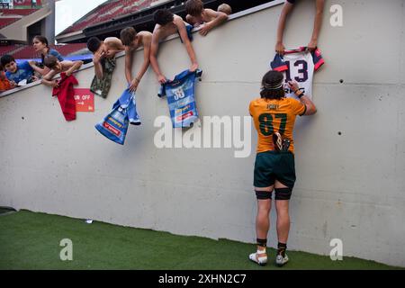 Ein Spieler der australischen Rugby Sevens Nationalmannschaft signiert Rugby Trikots an Kinder nach einem Spiel während der Madrid Sevens. Stockfoto