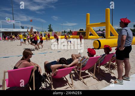 Während des Turniers in Madrid Sevens spielen die Spieler Rugby in der Fächerzone des Metropolitano Stadions. Französische Fans schauen zu. Madrid, Spanien. Stockfoto