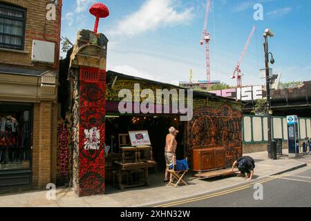 Hell gemalte, skurrile Second Hand Möbel (gekauft und verkauft) Shop mit 'kein Foto Schild', Brick Lane, East End of London, England, Großbritannien Stockfoto