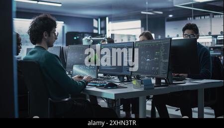 Gruppe von befähigten multikulturellen Männern und Frauen, die in einem Forschungszentrum arbeiten, Computer verwenden, um fortgeschrittene Software auszuführen, künstliche Intelligenz-Schnittstelle und neuronale Netzwerk-Blockchain zu entwickeln Stockfoto