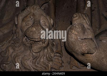 Ein Löwe und ein Hund bewachen die Füße von Ruprecht III. Von der Pfalz (1352–1410), Kurfürst von 1398 und König von Deutschland von 1400 und seiner Frau Elisabeth auf dem Grab, das sie in der Heiliggeistkirche in Heidelberg, Baden-Württemberg, Germa teilen Stockfoto