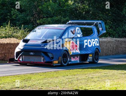 2024 Goodwood Festival of Speed Timed Shootout Finals Sieger Romain Dumas 2023 Ford Supervan 4,2 kehrt vom Bergsteig zurück. Sussex, England Stockfoto