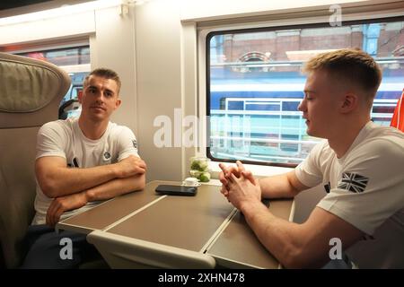 Olympiasieger Max Whitlock (links) und andere Mitglieder des Teams GB auf dem Eurostar am Bahnhof St Pancras in London, während sie zu den Olympischen Spielen 2024 in Paris aufbrechen. Als offizieller Reisepartner des Teams GB wird Eurostar über 600 Athleten zu den Spielen transportieren. Bilddatum: Montag, 15. Juli 2024. Stockfoto