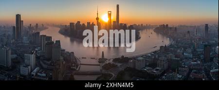 Panoramablick auf die Skyline von Shanghai bei Sonnenaufgang. Finanzviertel Lujiazui. China. Stockfoto