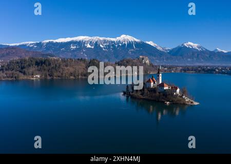 Bled Lake, Marijinega Vnebovzetja Kirche und Blejski Grad am Sonnentag. Julianische Alpen und Reflexion im See. Slowenien. Luftaufnahme. Stockfoto