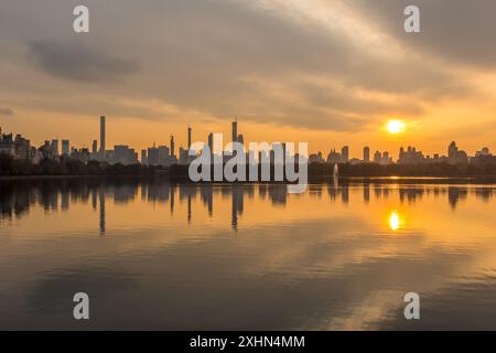 Manhattan Skyline und Reflexion im Jacqueline Kennedy Onassis Reservoir im Central Park bei Sunny Sunset. New York City Stockfoto