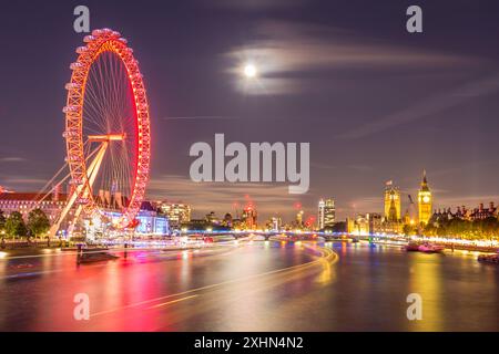London, Vereinigtes Königreich - 17. Juli 2016: London Eye, Big Ben und Schiffsverkehr bei Nacht Stockfoto