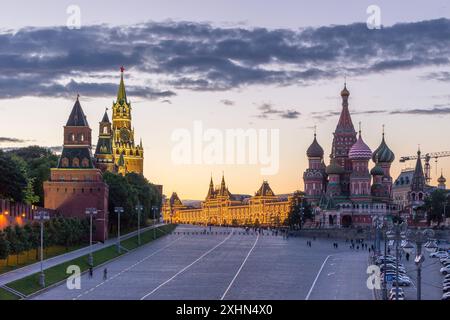 Basilikum-Kathedrale, moskauer kreml und Roter Platz im Sommer. Himmel mit Wolken. Russland Stockfoto